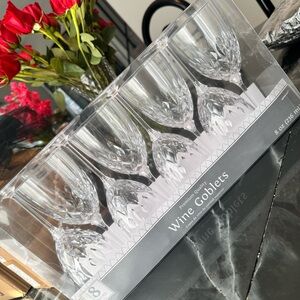 8 pieces. 8 ounces. Premium quality wine goblets. Disposable.